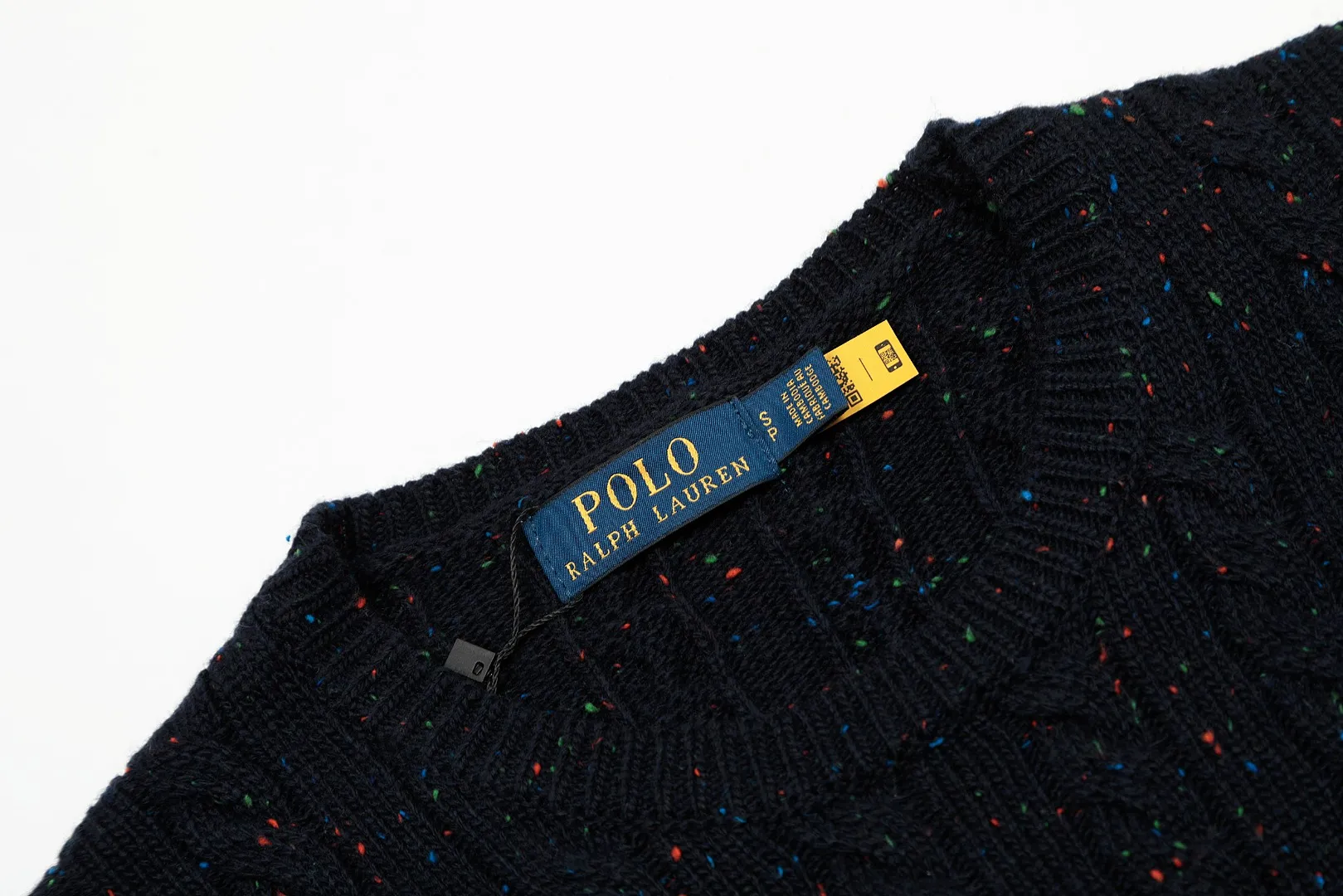 🅿️220 "Top quality" Style number: DS028# [Ralph Lauren wool blended pony embroidered logo twist knitted sweater] ✅Ralph Lauren gradient multi-color dot versatile couple style knitted round neck pullover sweater ✅15% merino cotton wool 85% wool blended custom laser buttons ✅Clean and clear texture ✅ZP quality 1:1 version Scan the code to enter the GF website Counter quality ✅Details and quality are the only one in Guangzhou. Imported quality wool. Focus on high-end. Cost-effective. Needless to say good quality. ✅Restore the original version. The maximum size can be worn up to 180 pounds. Loose, comfortable and stress-free. ✅The upper body is simple and easy to put on. A must-have item for ootd. Good-looking clothes are never picky. A must-have in couples' wardrobes. Size: S-L. Color: Navy blue, light blue, off-white, gray, Christmas red.